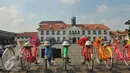 Deretan sepeda onthel berwarna-warni cerah saat terparkir di halaman depan Museum Fatahillah Jakarta, Kamis (17/3). Kawasan Kota Tua merupakan destinasi wisata yang menawarkan atmosfer Jakarta tempo doeloe. (Liputan6.com/Faisal R Syam)