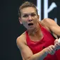 Petenis Rumania, Simona Halep melakukan pukulan ke arah petenis Latvia, Jelena Ostapenko pada semifinal China Terbuka 2017 di Beijing, Sabtu (7/1). Halep berhasil memenangkan laga dua set langsung, yakni dengan skor 6-2 dan 6-4. (AP/Mark Schiefelbein)