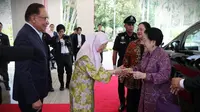 Presiden Kelima RI yang juga Ketua Umum DPP PDI Perjuangan (PDIP) Megawati Soekarnoputri diterima dengan hangat oleh Perdana Menteri (PM) Malaysia Anwar Ibrahim bersama sang istri Wan Azizah Wan Ismail. (Foto: Dokumentasi PDIP).