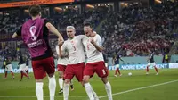 Bek Denmark, Andreas Christensen (kanan) berselebrasi dengan rekan setimnya Victor Nelsson setelah mencetak gol ke gawang Prancis selama pertandingan grup D Piala Dunia 2022 Qatar di Stadion 974 di Doha, Qatar, Sabtu, 26 November 2022. Dengan kemenangan ini, Prancis berada di puncak klasemen dengan enam poin. Sementara Denmakr berada diperingkat ketiga dengan satu poin.  (AP Foto/Christophe Ena)