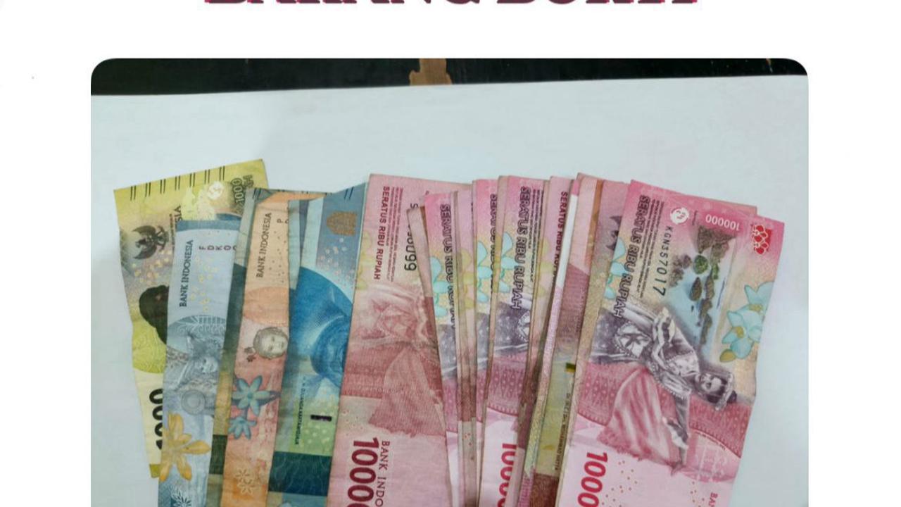 Kedua pelaku copet di Kuta Bali saat diamankan di Mapolsek Kuta, Bali, Rabu (8/10)