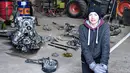 Bocah berusia 14 tahun, Daniel Kristensen bersama ayahnya menemukan puing pesawat Perang Dunia II, Denmark, Selasa (7/3). Daniel menemukan puing pesawat tersebut saat menyusuri rawa dengan traktor.(AFP Photo/ HENNING BAGGER)