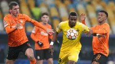 Pemain Sheriff Tiraspol Momo Yansane (tengah) berebut bola dengan pemain Shakhtar Donetsk Marcos Antonio (kanan) dan Serhiy Kryvtsov pada pertandingan sepak bola Grup D Liga Champions di Stadion Olympiyskiy, Kyiv, Ukraina, 7 Desember, 2021. Pertandingan berakhir 1-1. (AP Photo/Efrem Lukatsky)