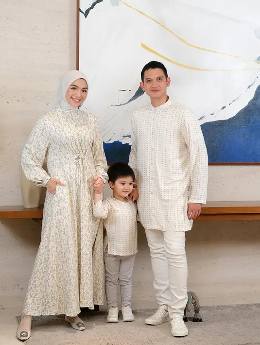 Baju sarimbit keluarga Citra Kirana satu ini cocok untuk lebaran hari ke-2. Pilihan warna yang soft dan motif minimalis, beri kesan kasual. [@citraciki].