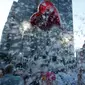 Balon berbentuk hati terbang di antara bulu-bulu bantal saat perayaan Hari Valentine dengan Perang Bantal di San Francisco, Amerika Serikat, (14/2/2015). (REUTERS/Stephen Lam)