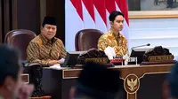 Presiden Prabowo Subianto didampingi Wapres Gibran Rakabuming Raka memimpin sidang perdana Kabinet Merah Putih di Istana, Jakarta, Rabu (23/10/2024). (Foto: Biro Pers Sekretariat Presiden)