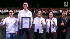 Menaker, Hanif Dhakiri (tengah) bersama jajaran Direksi Sampoerna foto bersama pada penghargaan Rekor MURI, di Tangerang, Kamis (22/11). Sampoerna mencatatkan MURI Komitmen Secara Digital oleh Peretail Tradisional Terbanyak. (Liputan6.com/HO/Ading)