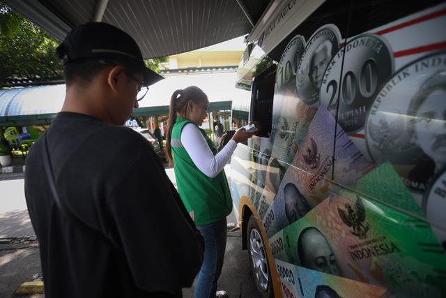 Jelang Lebaran 2026, Warga Antre Tukar Uang Baru di Kas Keliling Bank Indonesia