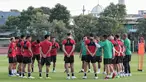 Sejumlah pemain Timnas Indonesia melakukan latihan menjelang laga FIFA Matchday melawan Palestina di Lapangan Thor, Surabaya, Rabu (7/6/2023) sore WIB. Sebanyak tujuh pemain tambahan meliputi Edo Febriansyah, Marc Klok, Ricky Kambuaya, Rachmat Irianto, Marselino Ferdinan, Ernando Ari, dan Stefano Lilipaly yang ikut bergabung pada latihan hari kedua ini. (Bola.com/Wahyu Pratama)