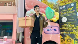 Lee Je Hoon berfoto di depan coffee truck yang dikirim oleh penggemar Indonesia. [Foto: Instagram/ leejehoon_official]