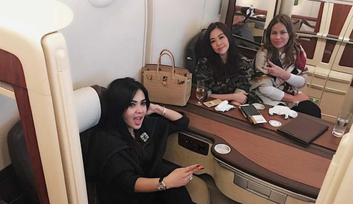 "Bismillahirrahmanirrahim...Hello Paris...Here We Come !" tulis Syahrini sebagai keterangan fotonya. (Instagram/@princessyahrini)
