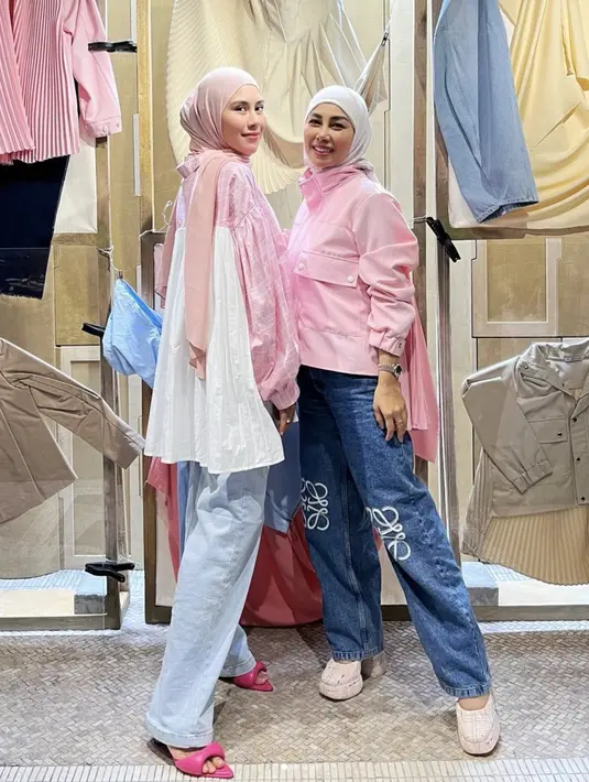 <p>Tampilan stylish-nya terlihat kala paduan denim dan jaket pleats pink. Nuansa hijab senada hadirkan gaya yang memukau. [Foto: Instagram/ Nisya Ahmad]</p>