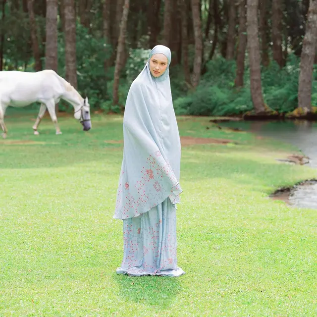 Tren Model Mukena Lebaran 2024 yang Bikin Adem Dilihat