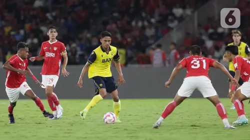 Di babak kedua, Oxford United kembali tampil agresif. (Liputan6.com/Helmi Fithriansyah)