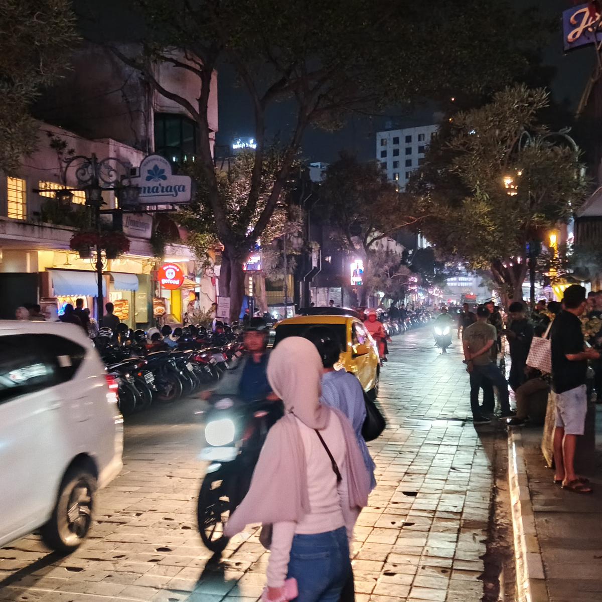 Jam malam di Kota Bandung