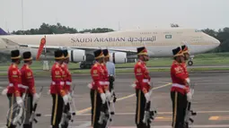 Pesawat Kerajaan yang membawa Raja Arab Saudi Salman bin Abdulaziz al-Saud saat baru mendarat di Bandara Halim Perdanakusuma, Rabu (3/1). Tujuh pesawat tersebut berukuran wide body yang terdiri dari dua unit Boeing 777. (Liputan6.com/Fery Pradolo)