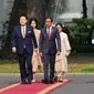 Presiden Korea Selatan Yoon Suk Yeol (tengah kiri) dan istrinya Kim Keon Hee (belakang kiri) berjalan bersama Presiden Republik Indonesia Joko Widodo atau Jokowi (tengah kanan) dan istrinya Iriana (belakang kanan) setibanya untuk pertemuan mereka di Istana Merdeka, Jakarta, Indonesia, Jumat (8/9/2023). (AP Photo/Achmad Ibrahim)