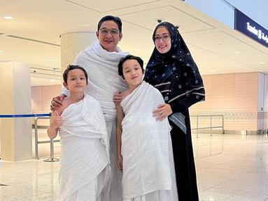 Sejak beberapa waktu terakhir, Pasha Ungu dan keluarganya berada di Tanah Suci untuk menjalani ibadah umrah. Setibanya di Mekkah, mereka langsung mengikuti serangkaian ibadah yang harus dijalani. (Liputan6.com/IG/@adeliapasha)