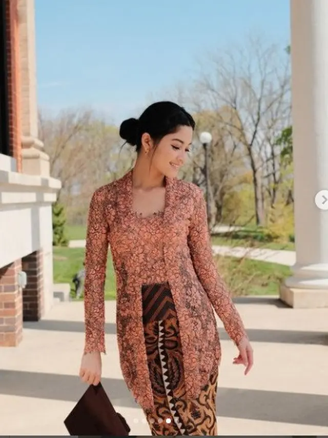 Yoriko Angeline pakai kebaya rancangan Didiet Maulana saat wisuda Western Michigan University AS (Foto: Instagram yorikooangln_)