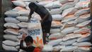 Pekerja memindahkan beras di pasar induk cipinang, Jakarta, Kamis (13/12). Direktur Pasar Induk Beras Cipinang Arief Prasetyo Adi memastikan, ketersediaan stok beras di pasar masih kategori aman jelang Natal dan Tahun Baru. (Liputan6.com/Angga Yuniar)