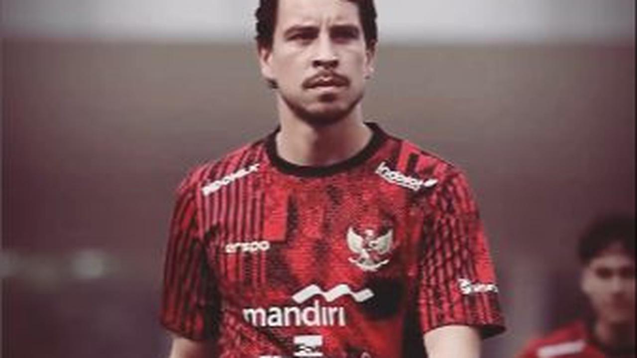 "Nih dengkulnya @thomhaye pas merayakan gol dia. Separah itu rumput GBK 🤦🏻‍♂️🤦🏻‍♂️🤦🏻‍♂️," tulisnya dalam keterangan foto. <br>