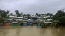 Pemandangan tempat penampungan yang tergenang air setelah hujan lebat di kamp pengungsi Rohingya di Kutupalong, Bangladesh (28/7/2021).  Hujan deras berhari-hari telah membuat ribuan tempat penampungan di berbagai kamp pengungsi Rohingya di Bangladesh Selatan terendam air. (AP Photo/Syafiqur Rahman)