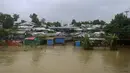 Pemandangan tempat penampungan yang tergenang air setelah hujan lebat di kamp pengungsi Rohingya di Kutupalong, Bangladesh (28/7/2021).  Hujan deras berhari-hari telah membuat ribuan tempat penampungan di berbagai kamp pengungsi Rohingya di Bangladesh Selatan terendam air. (AP Photo/Syafiqur Rahman)