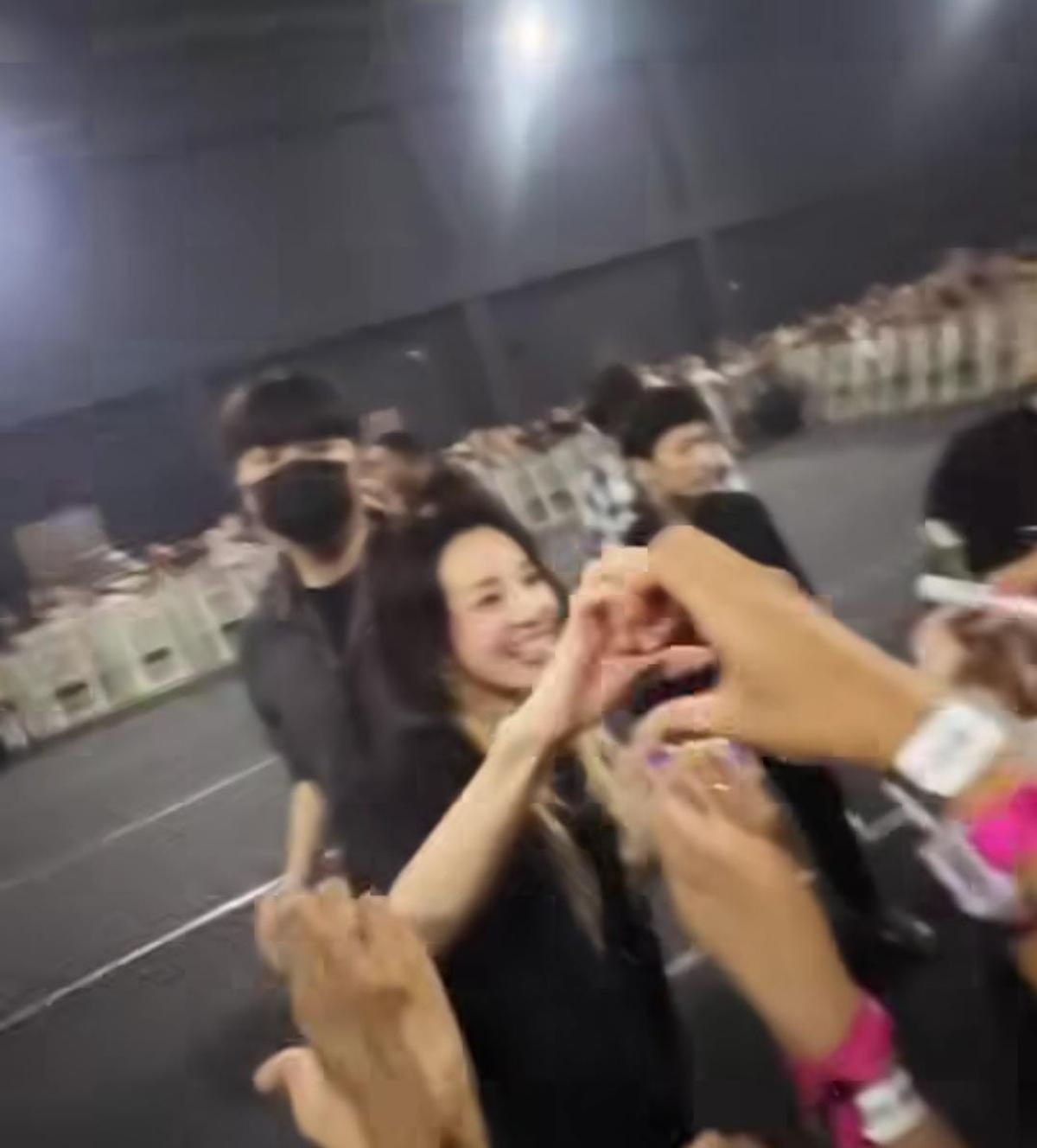 Momen Seru Marion Jola Nonton konser 2NE1 'Welcome Back' di Jakarta