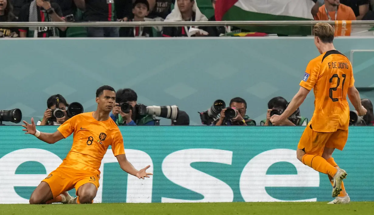 <p>Gelandang Belanda, Cody Gakpo melakukan selebrasi setelah mencetak gol pembuka ke gawang Senegal pada pertandingan grup A Piala Dunia 2022 Qatar di Stadion Al Thumama di Doha, Qatar, Senin (21/11/2022). Belanda menang atas Senengal dengan skor 2-0. (AP Photo/Luca Bruno)</p>
