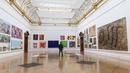Staf mengamati karya seni dalam pratinjau Pameran Musim Panas di Royal Academy of Arts, London, Inggris, 28 September 2020. Pameran Musim Panas Royal Academy of Arts akan dibuka untuk umum mulai 6 Oktober 2020 hingga 3 Januari 2021. (Xinhua/Han Yan)