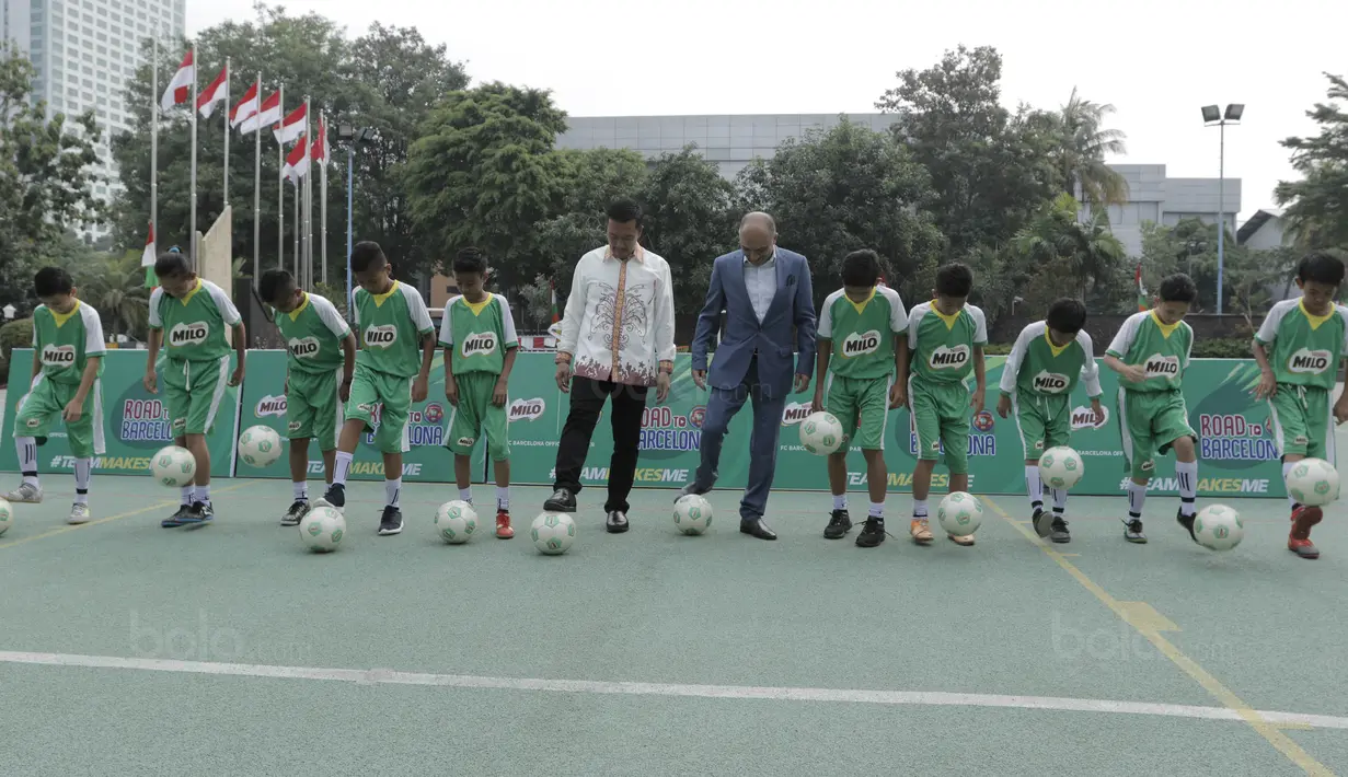 Menpora, Imam Nahrawi bersama Direktur Nestle Indonesia, Dhamesh Gordhon dan 10 pesepak bola muda melakukan juggling di kantor Kemenpora, Jakarta, Senin (14/8/2017). Menpora melepas 10 siswa SD untuk berlatih ke Barcelona. (Bola.com/M Iqbal Ichsan)