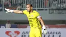 Kiper Persija, Andritany Ardhiyasa memberikan arahan kepada rekannya saat melawan Persikabo 1973 pada laga pekan keempat BRI Liga 1 2022/2023 di Stadion Pakansari, Kabupaten Bogor, Minggu (14/8/2022). (Bola.com/M Iqbal Ichsan)