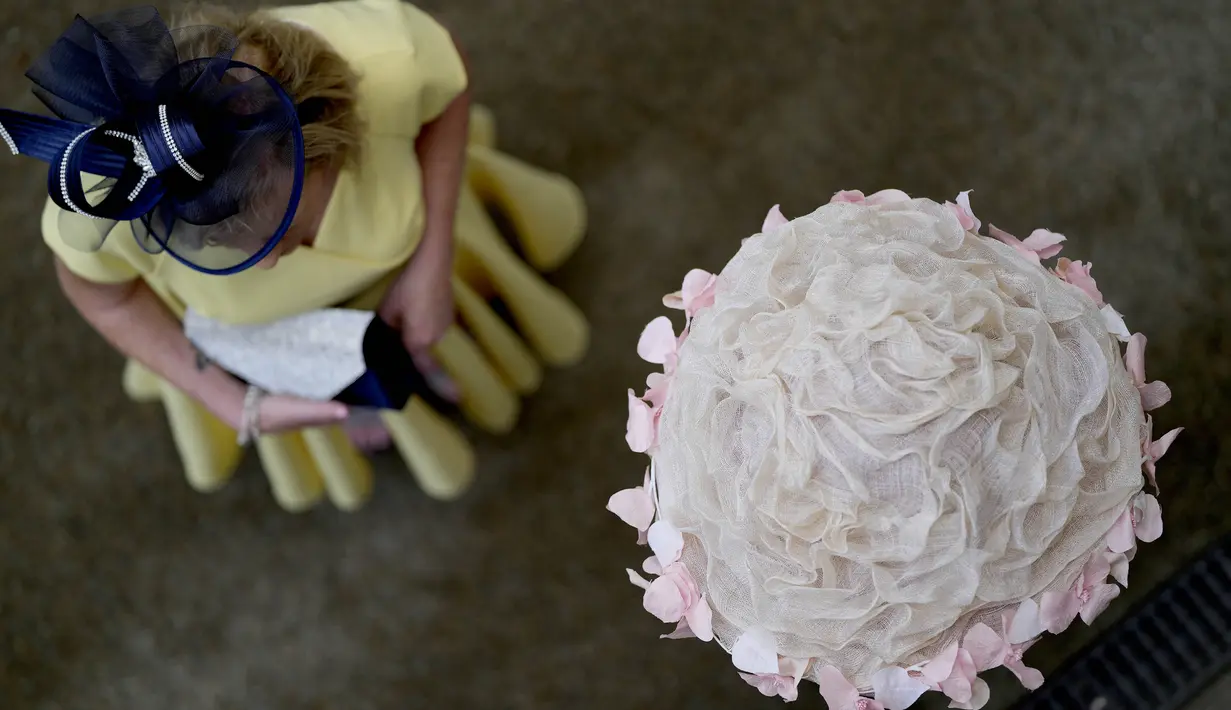 Topi yang dikenakan para wanita di acara ini juga berperan sebagai bentuk pernyataan status kebangsawanan dari para undangan yang hadir. (AP Photo/Alastair Grant)