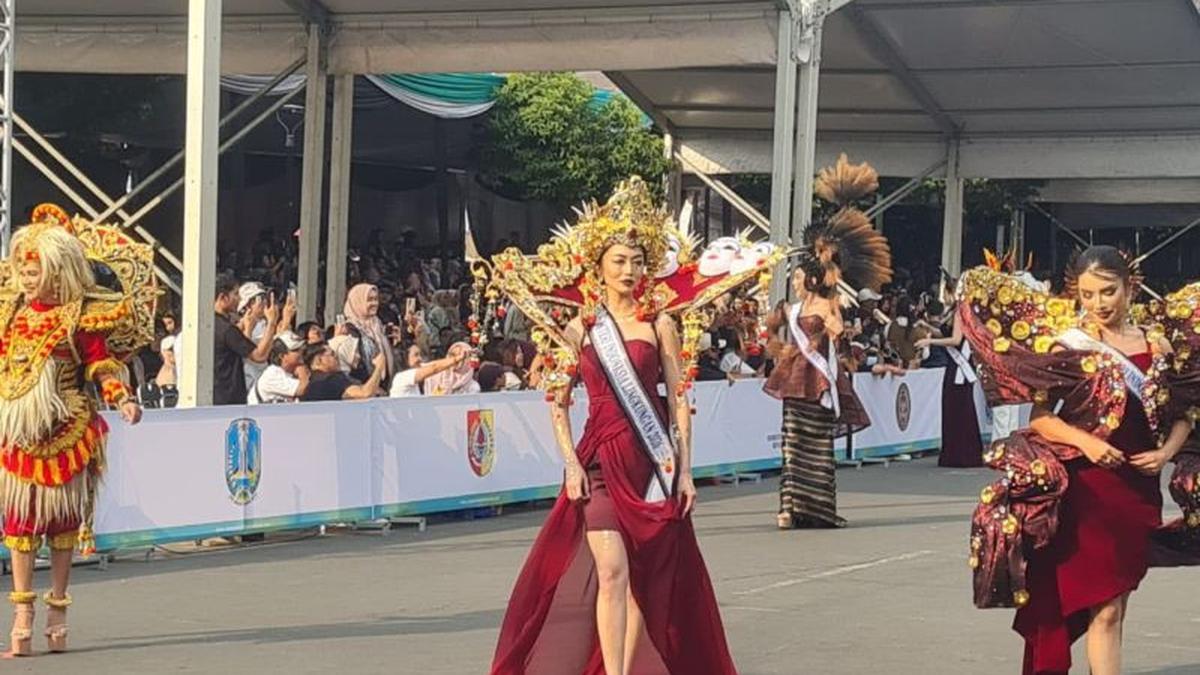 Dipadati Ribuan Wisatawan, Begini Kemeriahan Jember Fashion Carnaval