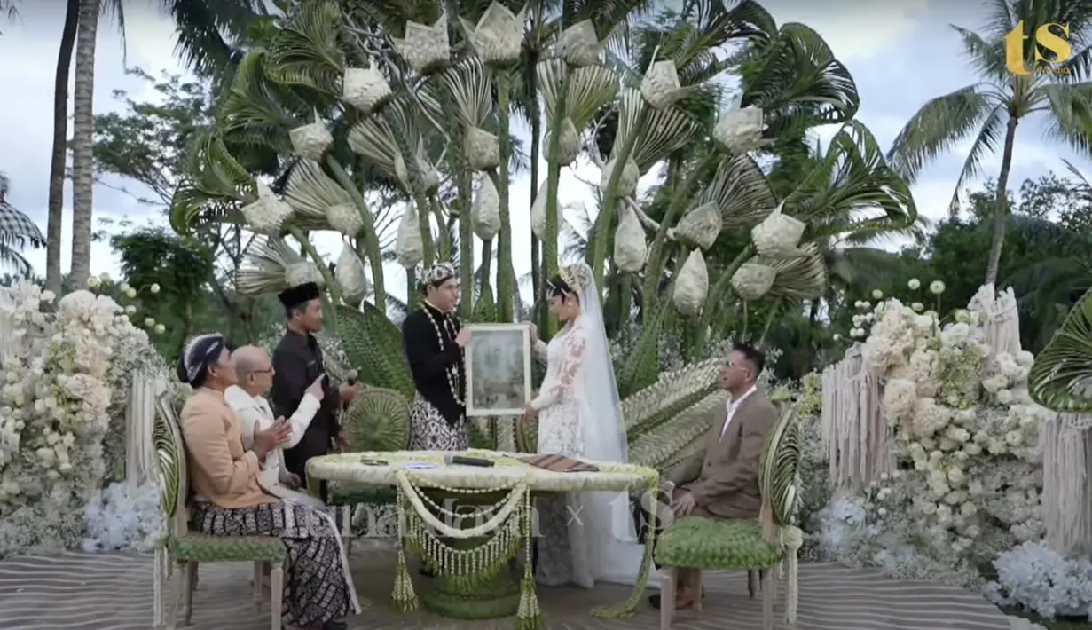 Aksi veil putih juga menambah megahnya tampilan Luna Maya di hari pernikahan. [Foto: TS Media.dok]