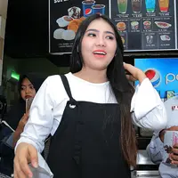 Beberapa waktu lalu, penyanyi yang terkenal lewat lagu Sayang itu juga terlibat perseteruan dengan penata rias Ayu Ting Ting. Yang belum lama ini, ada seseorang yang merasa membantu kariernya dan menganggap Via sombong. (Deki Prayoga/Bintang.com)