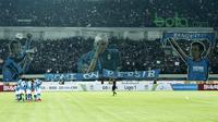 Bobotoh menampilkan koreografi 3D saat mendukung Persib Bandung di Stadion GBLA, Bandung, Jawa Barat, Minggu (8/4/2018). Persib Bandung menang 2-0. (Bola.com/Asprilla Dwi Adha)
