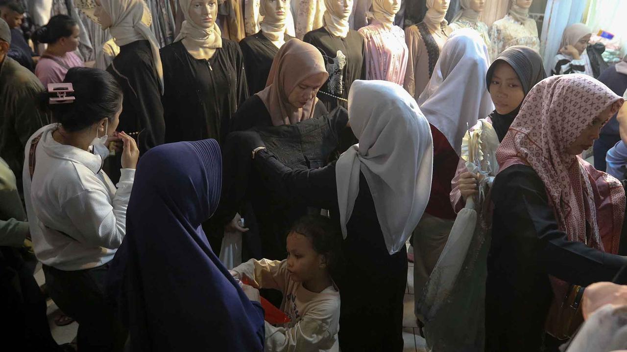 FOTO:   Hampir Sepekan Jelang Lebaran, Warga Memadati Pasar Tanah Abang