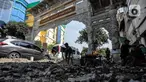 Pekerja saat mengerjakan perbaikan trotoar di Pasar Petak Sembilan, Glodok, Jakarta, Rabu (19/7/2023). (Liputan6.com/Johan Tallo)