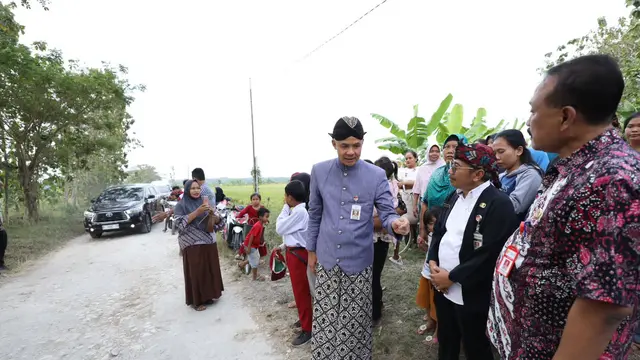 Gubernur Jawa Tengah (Jateng) Ganjar Pranowo saat meninjau langsung proses perbaikan jalan di Grobogan pada Kamis (15/6/2023).