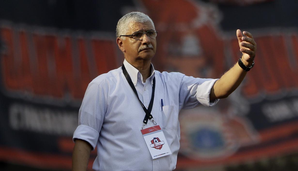 Pelatih Persija Jakarta, Edson Tavares, memberikan arahan kepada pemainnya saat melawan Persela Lamongan pada laga Shopee Liga 1 di Stadion Wibawa Mukti, Bekasi, Jumat (15/11). Persija menang 4-3 atas Persela. (Bola.com/Yoppy Renato)