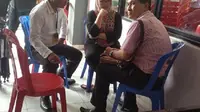 Dewie Yasin Limpo saat bersama 2 tamunya di Rutan Pondok Bambu, Jakarta Timur, Selasa (27/10/2015). (Liputan6.com/Taufiqurrohman)