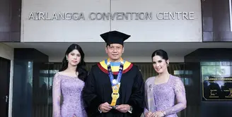 Keselarasan busana Annisa Pohan dan sang putri, Almira Tunggadewi Yudhoyono, mencuri perhatian saat menghadiri wisuda Agus Harimurti Yudhoyono (AHY) di Universitas Airlangga, Surabaya.  [@agusyudhoyono].