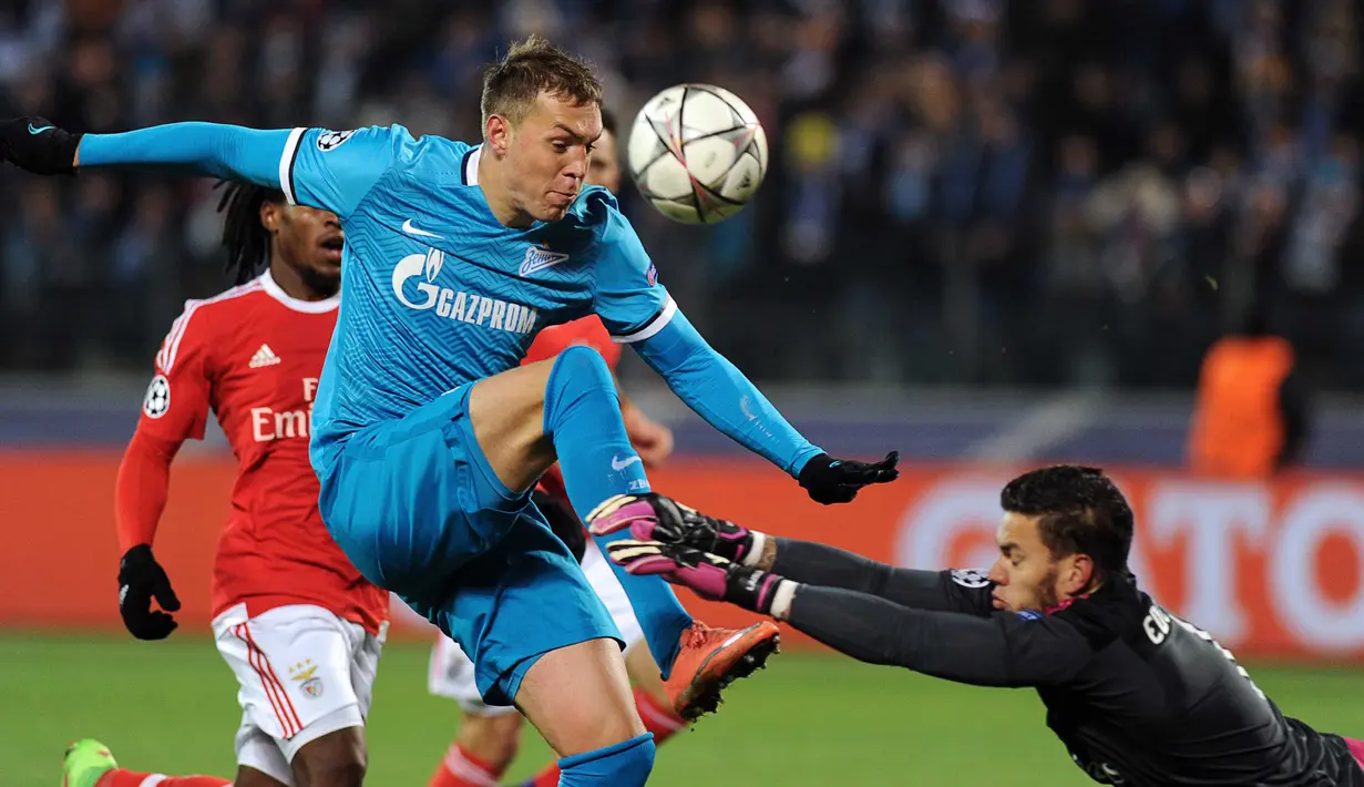 Pemain Zenit, Artem Dzyuba  gagal mencetak gol setelah dihalangi kiper Benfica, Ederson pada leg kedua 16 besar Liga Champions di Stadion Petrovsky, St. Petersburg, Kamis (10/3/2016) dini hari WIB. (AFP/Olga Maltseva)