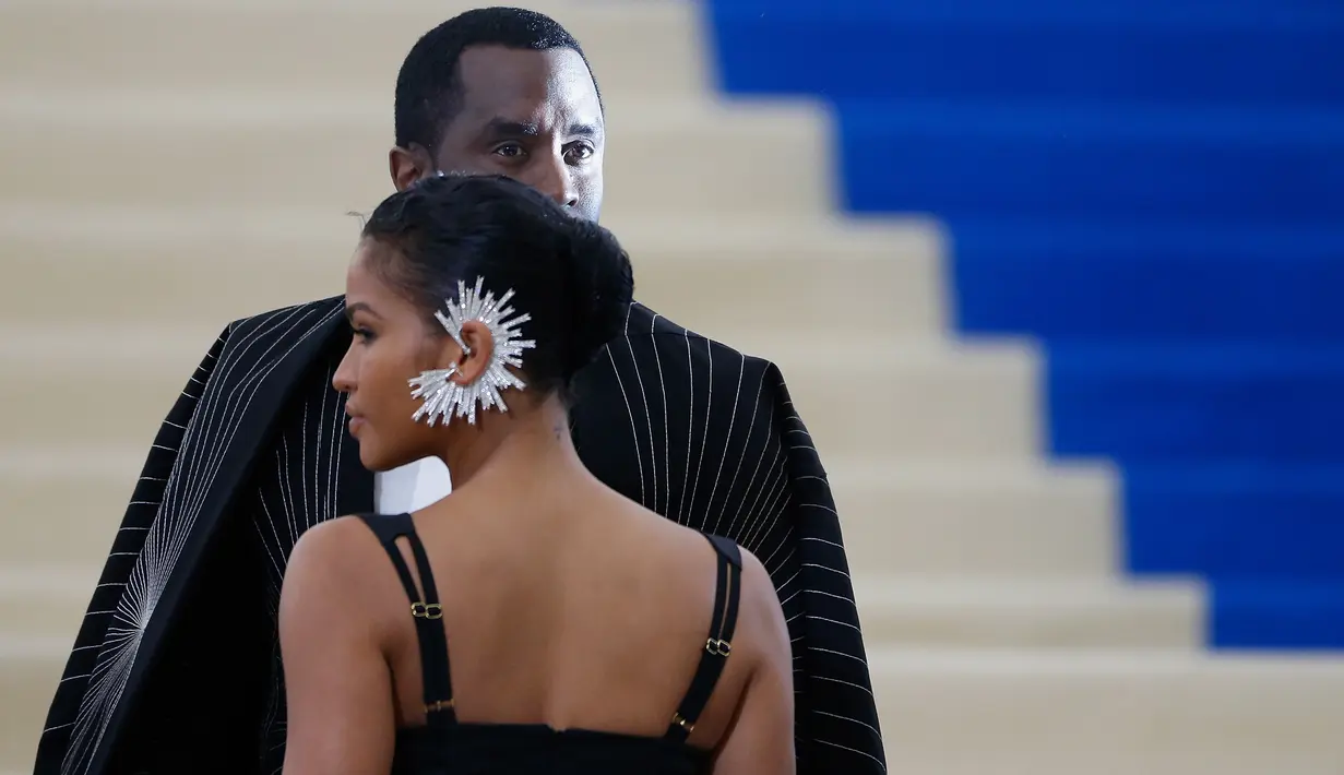 Penyanyi Cassie bersama Sean Combs alias P.Diddy menghadiri acara Met Gala 2017 di New York, Senin (1/5). Cassie hadir dalam balutan busana glamor dilengkapi dengan hiasan anting karya desainer Indonesia, Rinaldy Yunardi (John Lamparski/Getty Images/AFP)