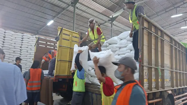 Gudang penyimpanan beras Bulog, di Karawang, Jawa Barat, Kamis (23/4/2026). (Liputan6.com/Arief)