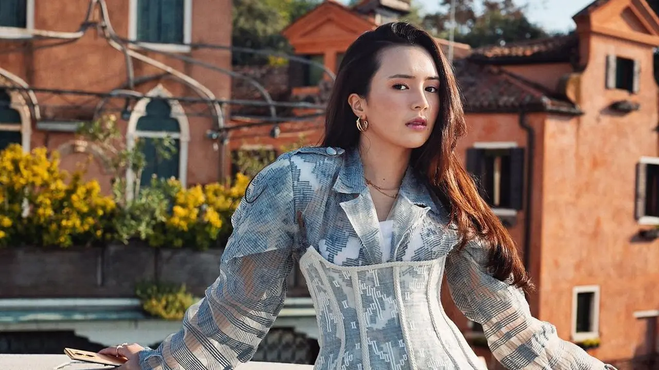 Intip deretan outfit Beby Tsabina saat jalan-jalan ke Venice