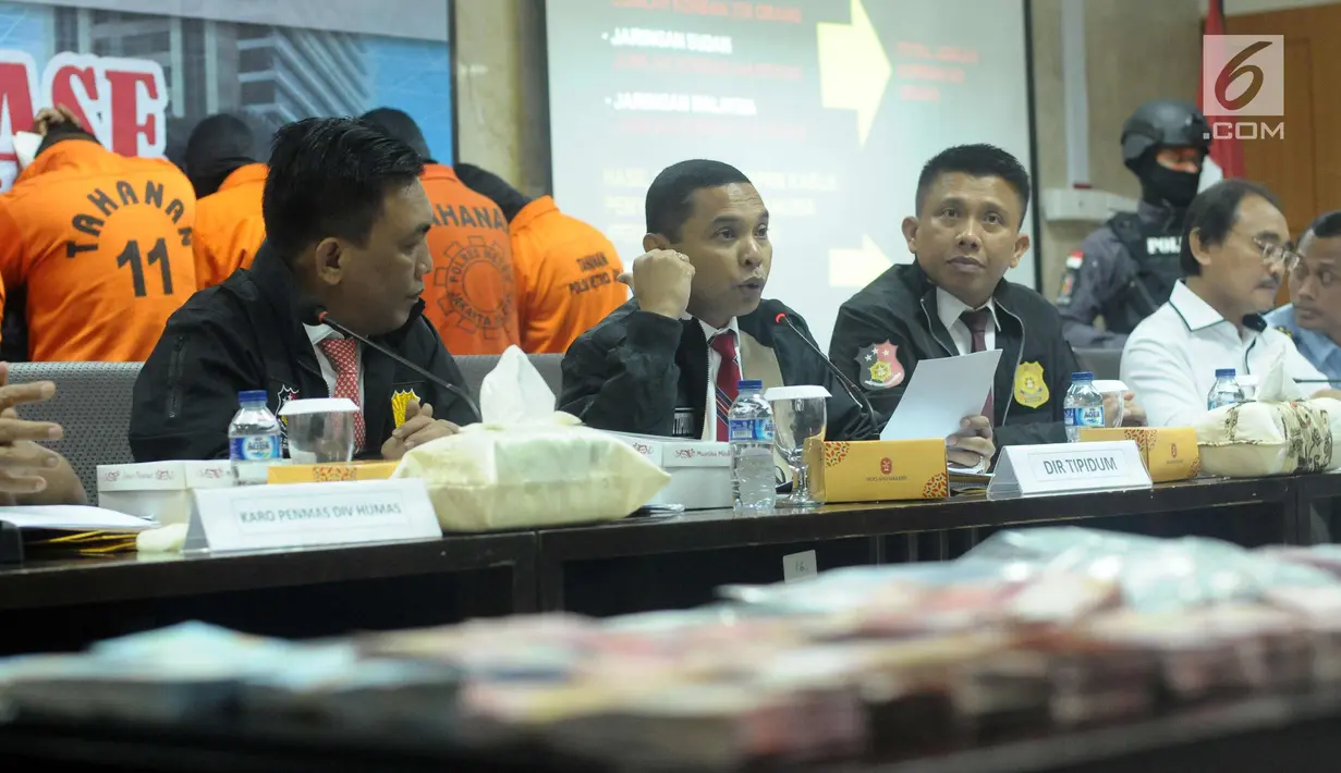 Dirtipidum Bareskrim Mabes Polri, Brigjen Pol Herry Rudolf Nahak (kedua kiri) memberi keterangan terkait kasus Tindak Pidana Perdagangan Orang di Bareskrim Mabes Polri, Jakarta, Senin (23/4). Delapan tersangka ditahan. (Liputan6.com/Helmi Fithriansyah)