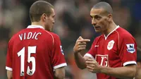 Nemanja Vidic dan Rio Ferdinand berhasil menjadi duet maut di lini belakang Setan Merah di bawah asuhan Sir Alex Ferguson. Pasangan ini mampu membuat rekor bermain tanpa kebobolan selama 1.311 menit di Liga Inggris musim 2008/2009. (Foto: AFP/Chris Young)