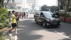 Sebuah minibus mewah berpelat nomor B 1448 RFK nekat menerobos jalur CFD di kawasan Bunderan HI, Jakarta, Minggu (12/6/2016). Seorang pria yang mengaku sopir anggota DPR nekat mencoba menerobos jalur CFD. (Liputan6.com/Faizal Fanani)